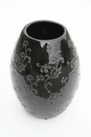 Sort keramik vase med flot mønster.