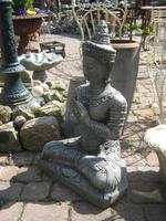 Thai Buddha i grå patineret beton