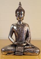 Flot og fredelig siddende Buddha i silver finish. H.21 cm