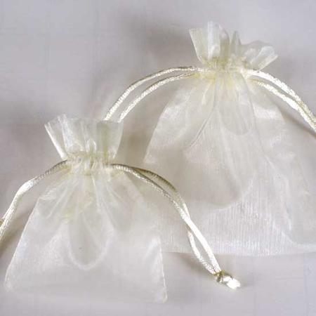 Hvid organza smykkepose med silkebånd