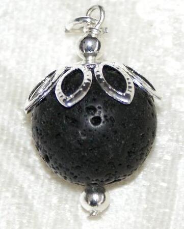 Smykkevedhæng med sort lavakugle.