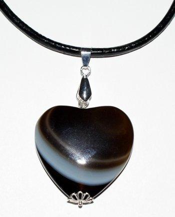 Smukt sort onyx hjerte vedhæng til halskæde.