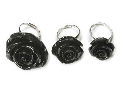 Fingerring med sort rose i porcelæn/keramik
