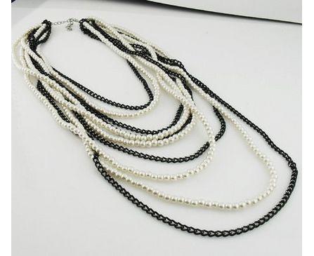 Lang halskæde i både råt og feminint look. Hvide perler og sorte kæder