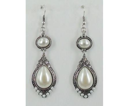 Smukke vintage ørekroge med hvide perlemorsfarvede fimo perler.