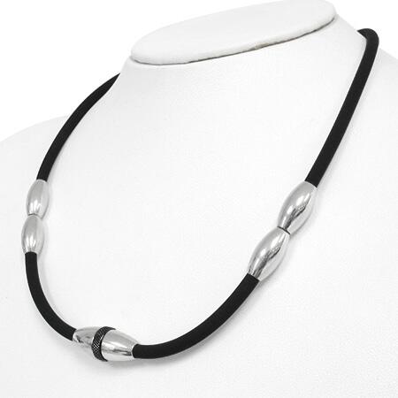 Lækker og moderne halskæde i sort 5mm gummi med charms og magnetlås i rustfri stål.