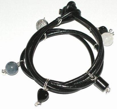 Luksus læderarmbånd med glasperler og onyx hjerter. 37 eller 39 cm