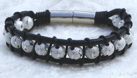 Lækkert håndlavet læderarmbånd med stardust perler. 18 cm